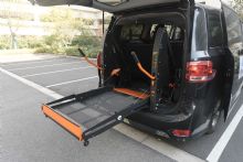 汽车轮椅升降机是什么？一文了解工作原理、类型及选购指南